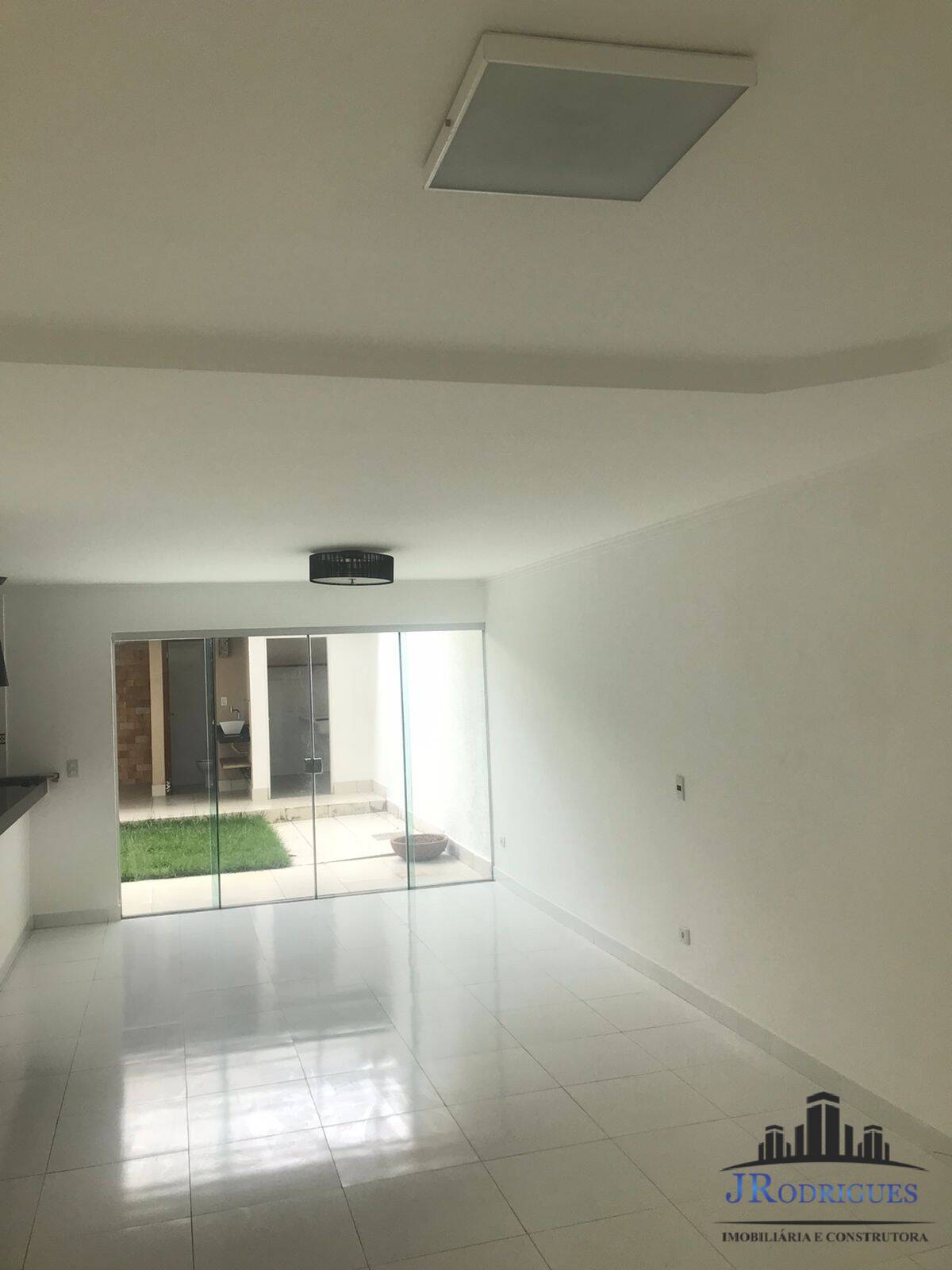 Casa à venda com 4 quartos, 210m² - Foto 2